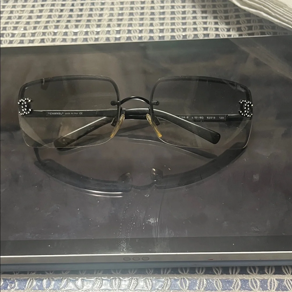 VINTAGE CHANEL Gradient Black Sunglasses - Picture 3 of 6